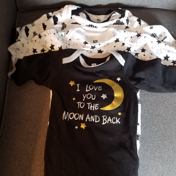 4 cute like new baby gowns 0-6 months - Picture 1 of 4